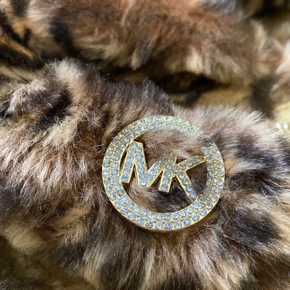 Micheal Kors fuzzy slippers size 7 - Picture 2 of 4